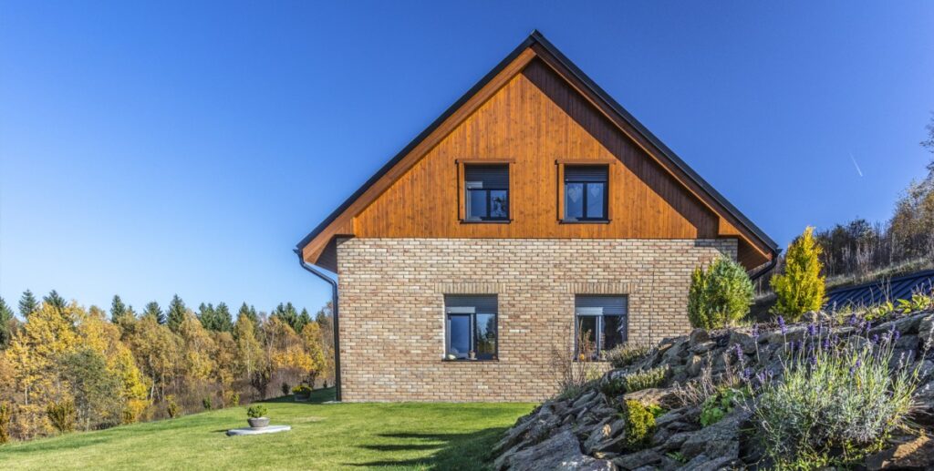 Obkladové pásky Aurora v kombinaci se dřevem