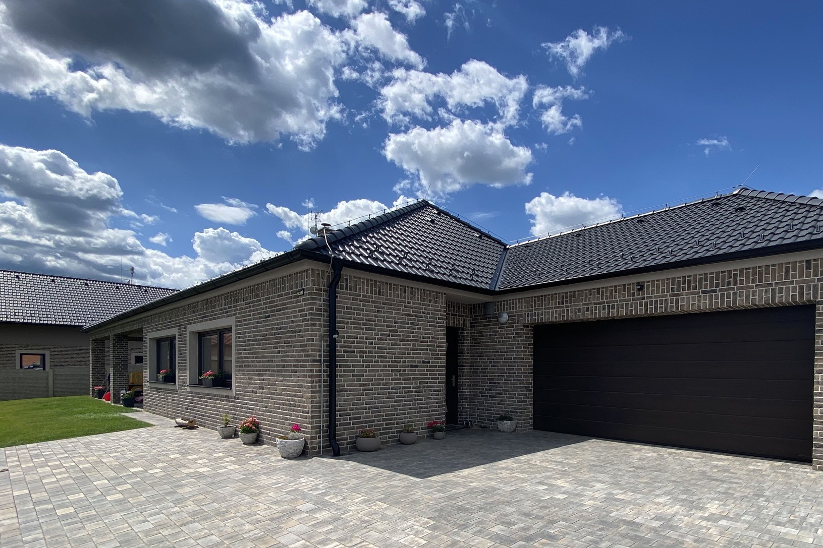 Bungalov s šedými cihlovými pásky Lithium na fasádě
