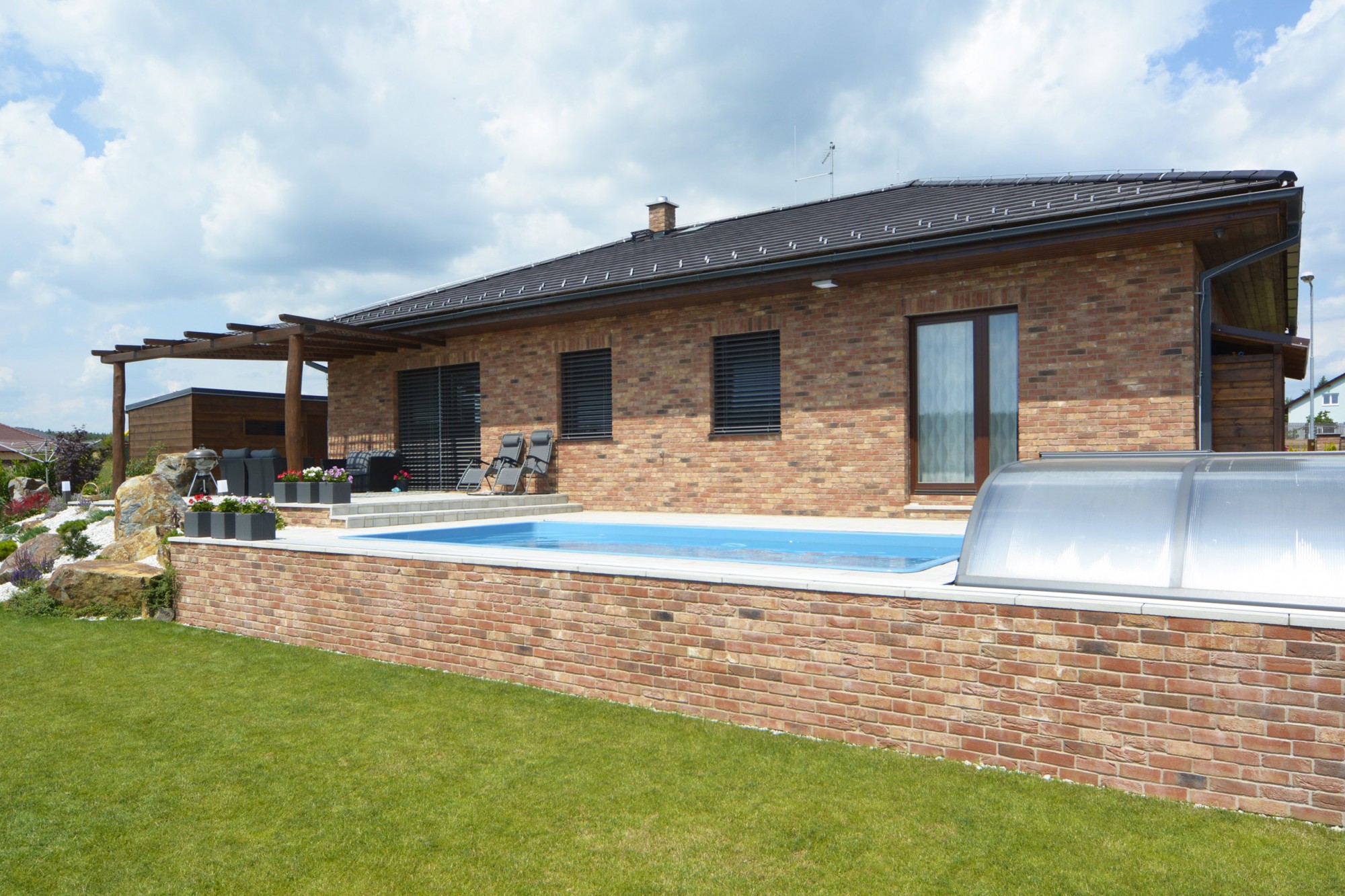 Venkovní cihlové pásky na fasádě bungalovu