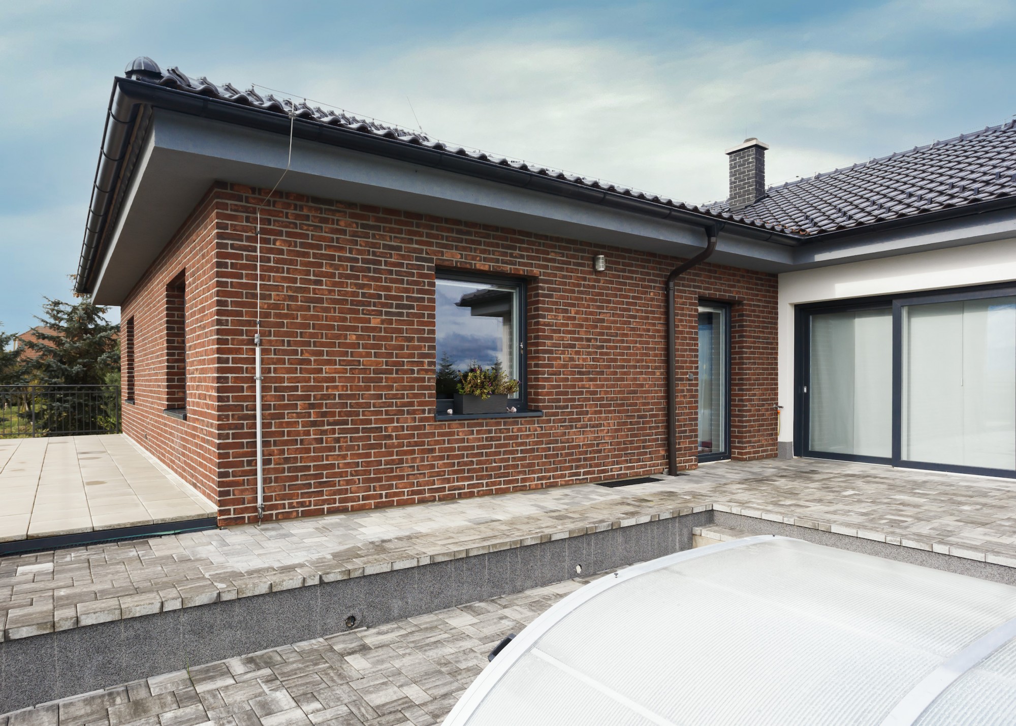 Bungalov částečně zapuštěn do svahu