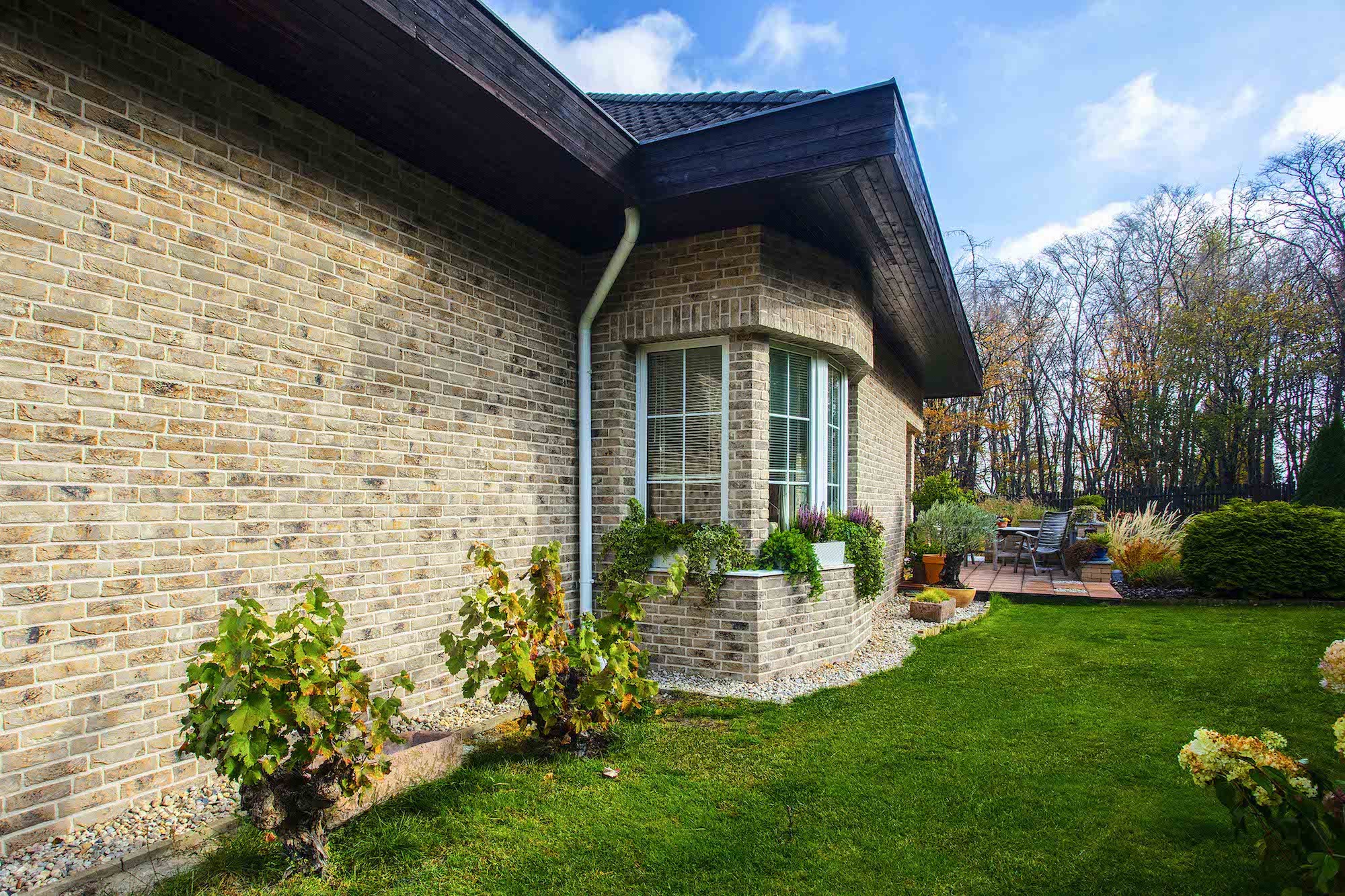 Stylový bungalov s cihlovou fasádou